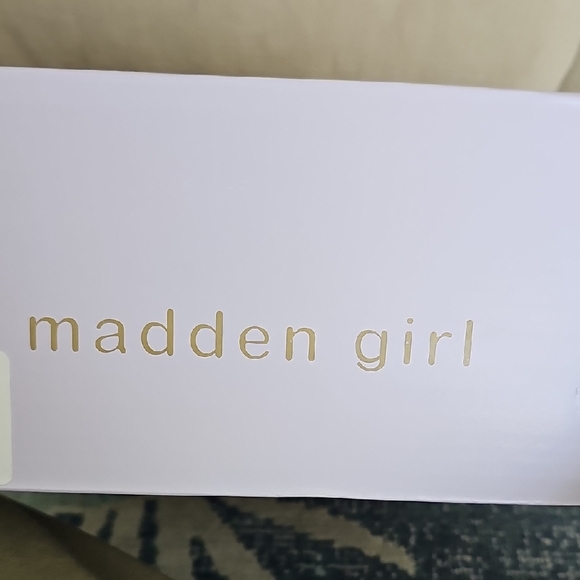 Elegant Cream Western Boots - Picture 3 of 5